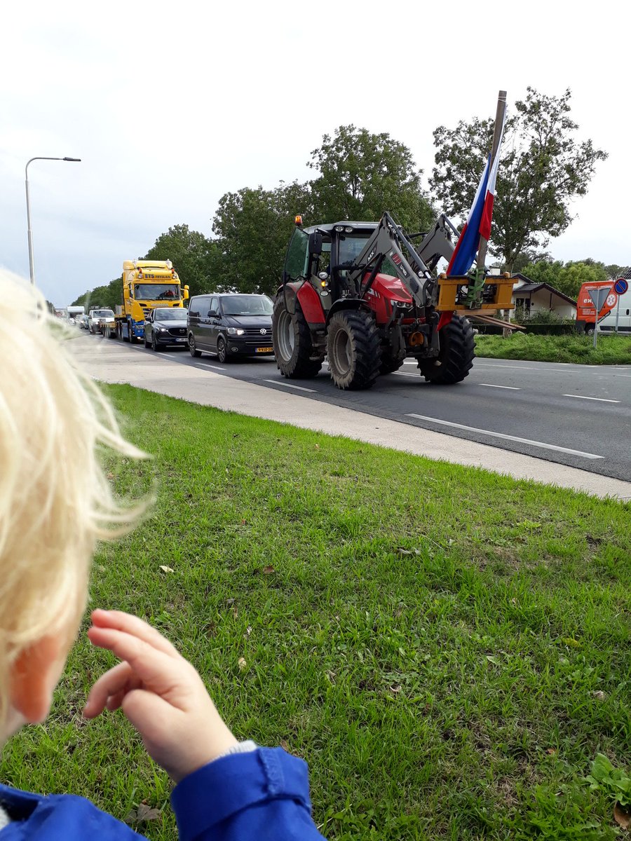 Lemmer staat al een poos vast door het #boerenprotest #agractie maar de boeren krijgen overwegend positieve reacties en steun! #friesland