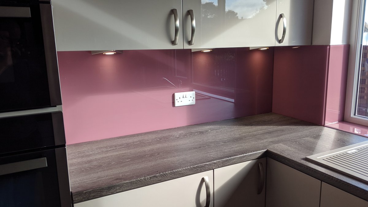 Contempo_Glass's tweet photo. Another glass splashback Installation this week in Dusky Pink from our standard range.

A subtle and light yet warm colour really does complement the worktop and doors of this lovely kitchen supplied by @townkitchens    

#glasssplashbacks
#kitchendesign https://t.co/9LE5rCCO26