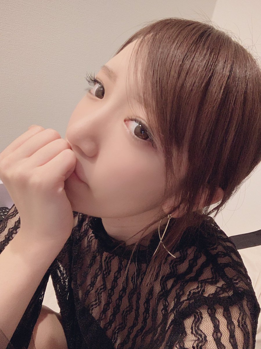 清水あいり 前髪の分け目を変えたらマネさんたちにいいと誉めてもらえた 印象変わるね 指の先 蚊に噛まれたから噛んでた 笑