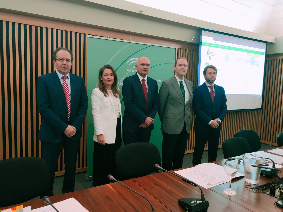 UNIAuniversidad's tweet photo. Inauguración de los #cursosdeverano de la @UNIAuniversidad en su sede de #Sevilla con la bienvenida del rector @jigarper. #CVUNIA #25añosUNIA https://t.co/wZrjnUYPOd