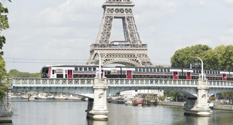 GroupeSNCF's tweet photo. 🎂 Le @RERC_SNCF vient de fêter ses 40 ans. De nombreux événements sont à prévoir jusqu’au 18 octobre pour célébrer l’anniversaire de la plus ancienne ligne exploitée par #SNCF.

Plus d'infos :

��� https://t.co/CGwQ0XVQzu https://t.co/EUfITk5tcZ