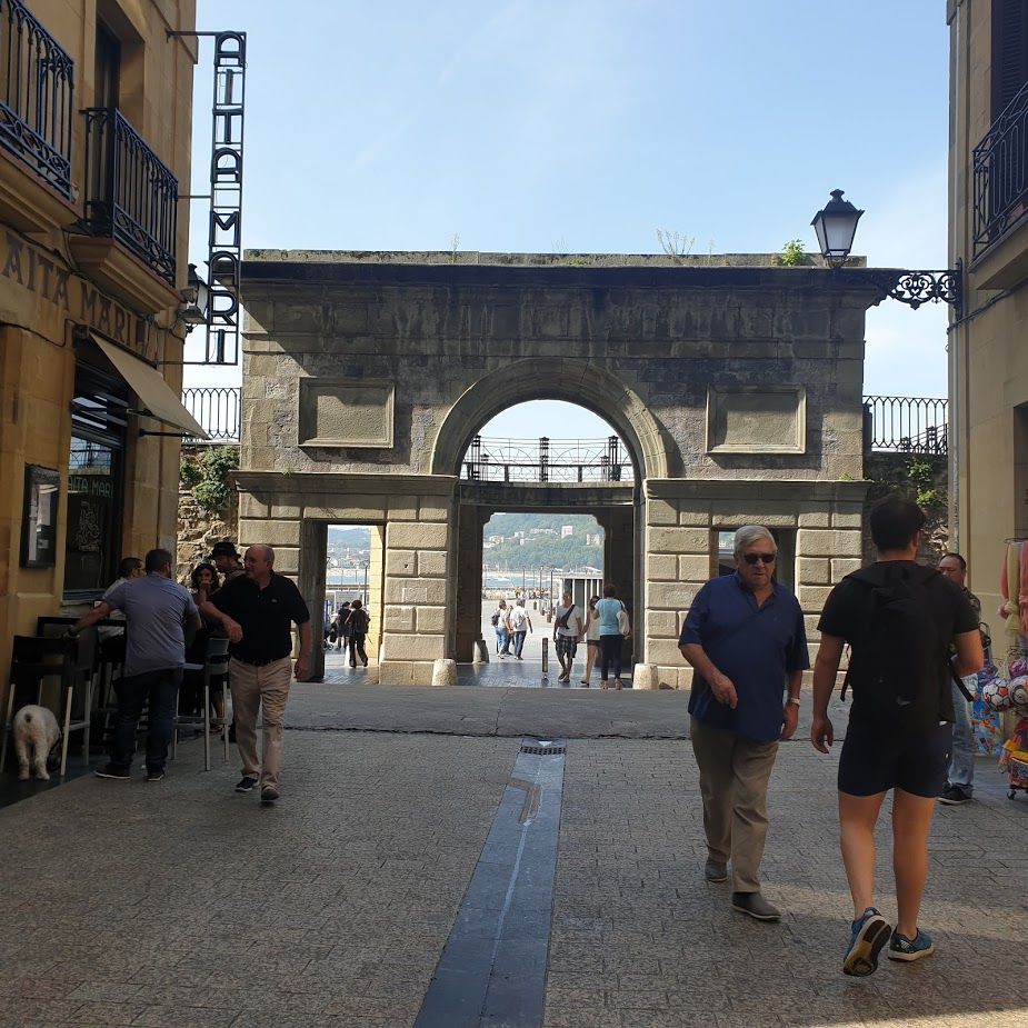 Lugares mágicos 
Si quieres estar cerca del auténtico espíritu donostiarra, lo tienes muy fácil. 
Os esperamos <a href="/pensionirune/">pensionirune</a> #basquecountry #gastronomia #loves_donostia #travelerinbasque #visitbasquecountry