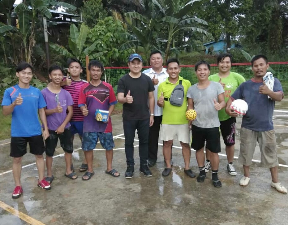 FelixJSaang's tweet photo. 15 thn tidak menimang bola takraw, tapi skill masih ada😃 Terima kasih Belia Kg Bestaria Telupid. Berkesempatan singgah di Kg Bestaria &amp; memberi sokongan kpd aktiviti Belia &amp; berjumpa dgn Ketua Kampung Pn Mamunah Ukil utk mendengar beberapa isu kampung @madiustangau @melton1102 https://t.co/A2iHbSGHOu