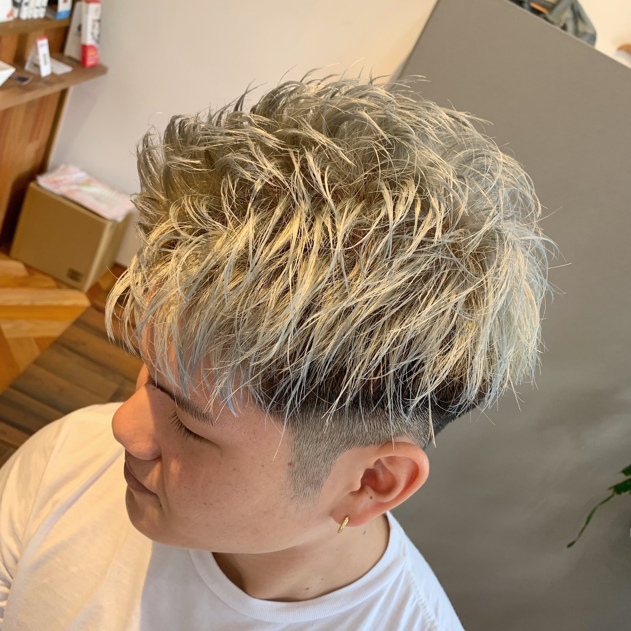 坂田風雅 Roost円町店 店長スタイリスト ブリーチ2発です めちゃめちゃエモい Roost ルースト 京都 美容 メンズスタイル メンズヘアスタイル ハイトーンカラー ツイストパーマ ツーブロック マッシュ メッシュ メッシュキャップ 束