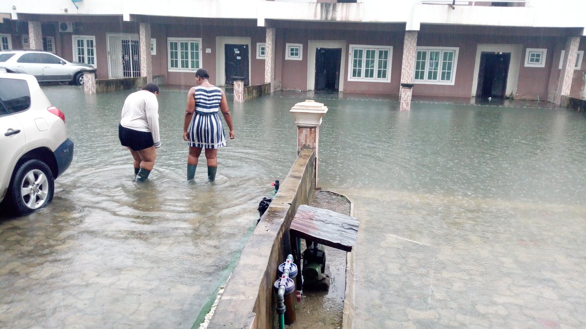 Gidi_Traffic's tweet photo. "@IamDx2: Is there anything lagos state govt can do for Lekki-Garden -phase2 Estate  Ajah Lagos .. Millions of Naira properties perishing inside water ..your quick attention is needed 
@jidesanwoolu #GIDITRAFFIC
@Gidi_Traffic https://t.co/AfPthv45jD