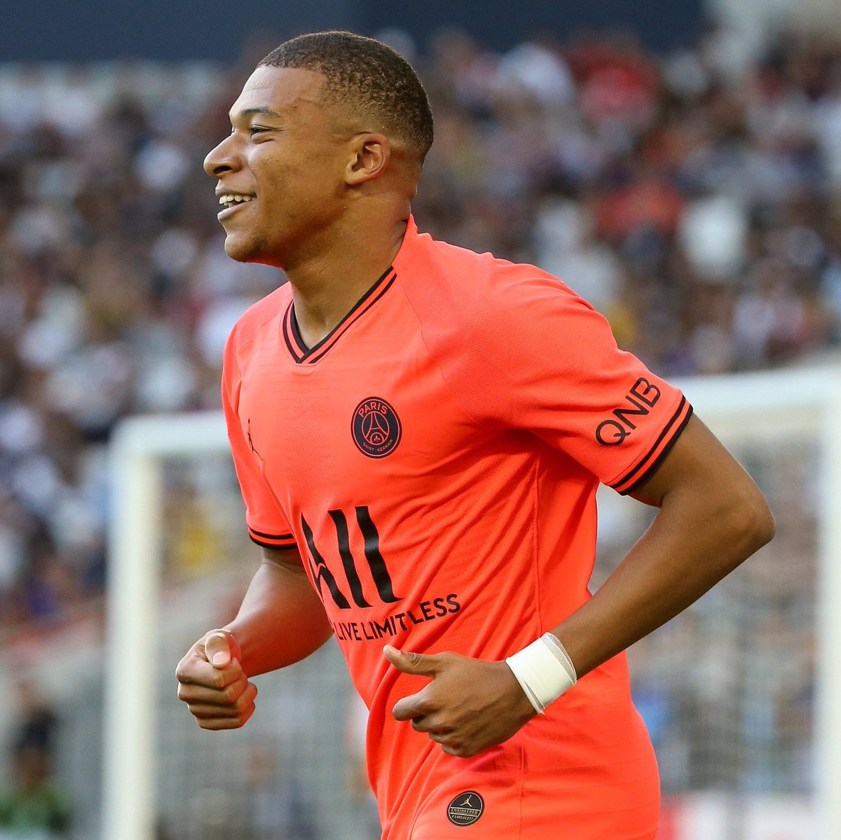 FootZoneOFF's tweet photo. #ChampionsLeague ⭐️
Ce soir, le #PSG ira défier #Galatasaray dans un stade bouillant. #Mbappé devrait être titularisé en pointe.
La #CompoProbable du #ParisSaintGermain :
Navas - Meunier, Thiago Silva, Kimpembe, Bernat - Gueye, Marquinhos, Verratti - Sarabia, Mbappé, Di Maria https://t.co/V8Jc4j3IoL