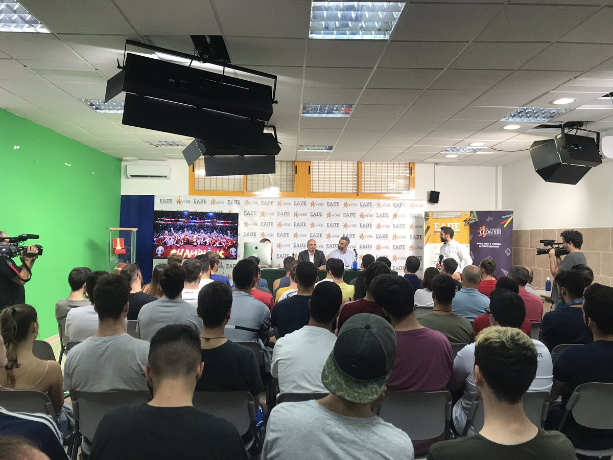 EadeUniversidad's tweet photo. Lleno absoluto en la presentación del ORO de @BaloncestoESP de la mano de Enrique Salinas #charlasEADE #NoticiasEADE #seleccionbaloncesto https://t.co/LYWUyEv1qy