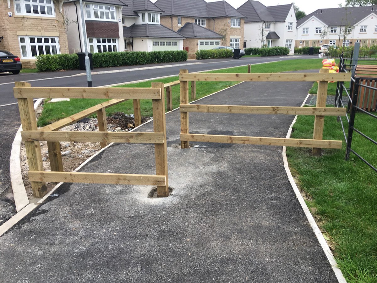 Crezi85's tweet photo. @RedrowHomes you should hang your heads in shame at this cost cutting stunt on what is a ‘Redrow Heritage’ site.    Deliver to your approved plans on time and stop this madness !  #redrow #pallets #customercare https://t.co/7N8ys1yPZe