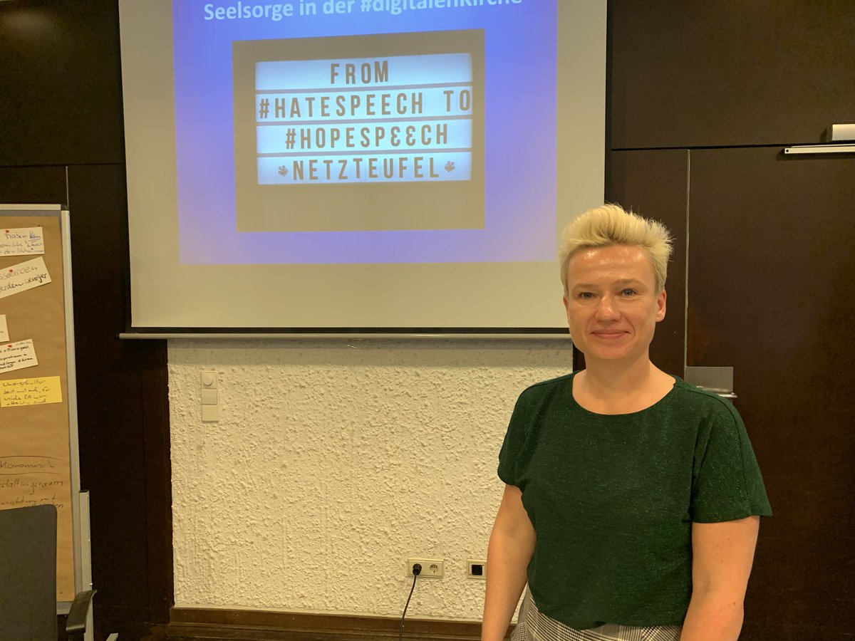 Carola Scherf hat heute bei unserer #TelefonSeelsorge Tagung einen schönen, anregenden Vortrag über #Seelsorge und #digitalekirche gehalten, der uns bei der Weiterarbeit hilft.