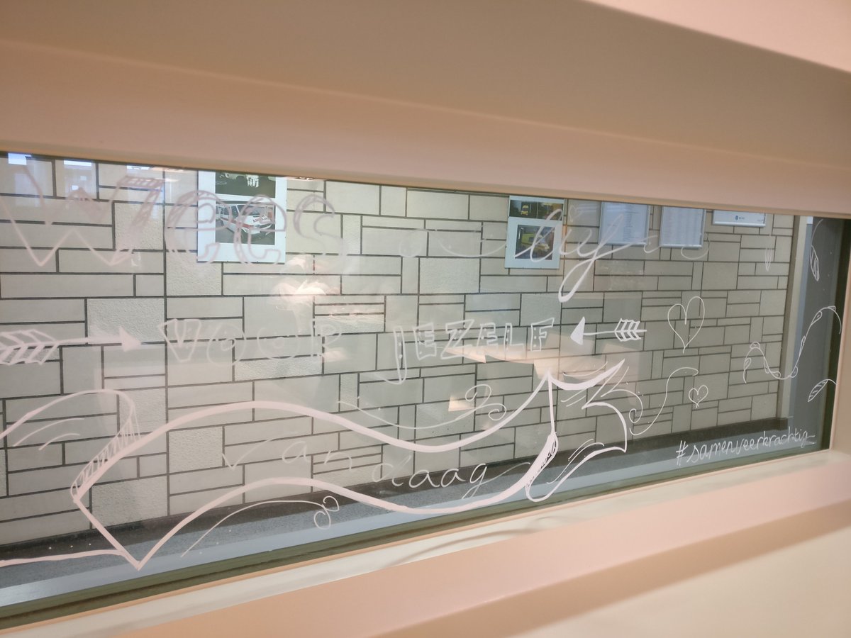 We werken niet alleen met affiches, ook de ramen worden onder handen genomen! <a href="/LogoGezond/">Logo Gezond+</a> #samenveerkrachtig #10daagsevandegeestelijkegezondheid #spreukeninhetstraatbeeld