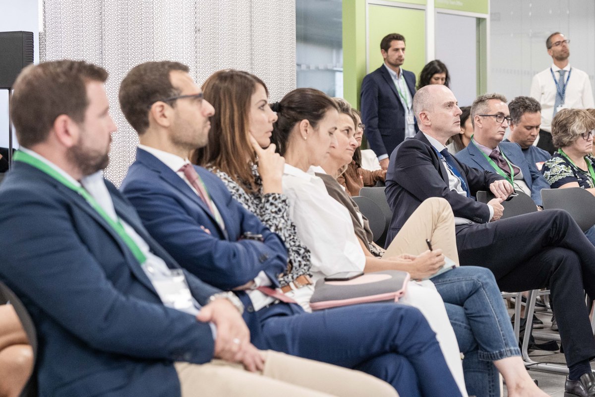 As we approach the 3rd decade of the 21st Century and the 4th Industrial Revolution... 
What are you thinking about doing differently as a student, teacher or as leader? 
Thought-provoking talk by Derek Browne at #HastingsNexus
#BeWorldReady #CognitaWay