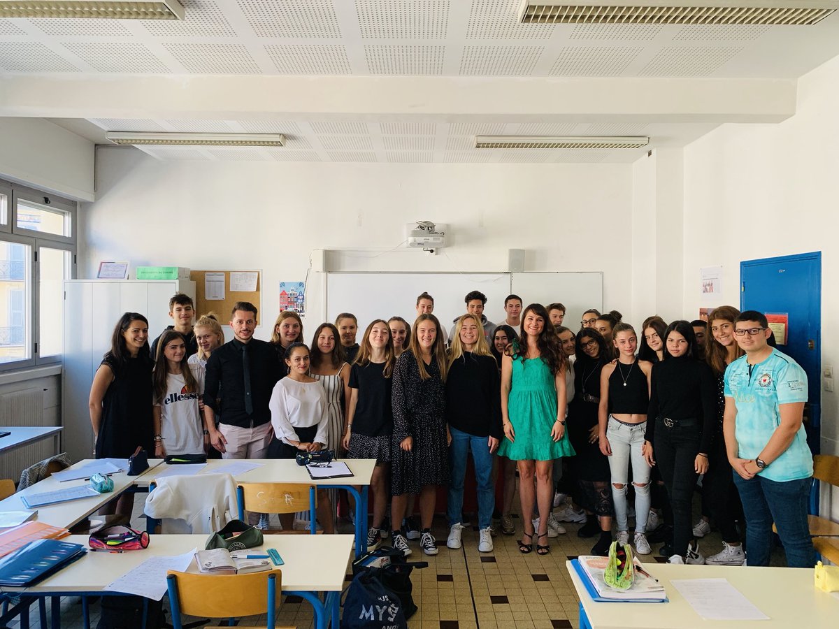 C_Dintorni's tweet photo. Très heureuse d’avoir pu présenter la fonction de Maire aux élèves de 1ère STMG de l’institut Saint Joseph @VilledeNice.Merci pour cet accueil chaleureux et bravo à l’équipe enseignante qui propose aux élèves des projets pédagogiques innovants &amp; enrichissants:100% de réussite👏 https://t.co/jUL36wVtU9