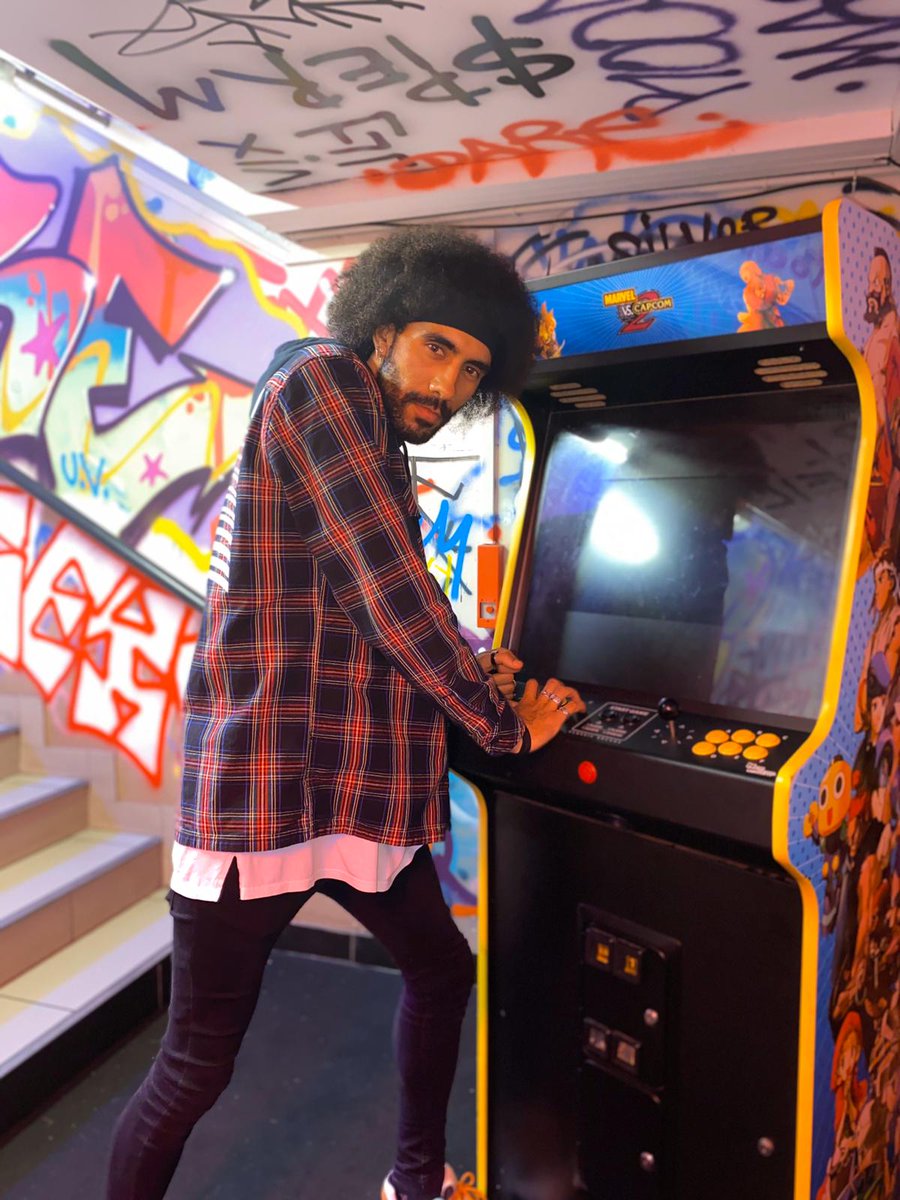 Izayodeltor's tweet photo. Posé avec mon jeu d'arcade
#r2rooftop
#arcadegames
#streetwear https://t.co/yPvLoH58bg