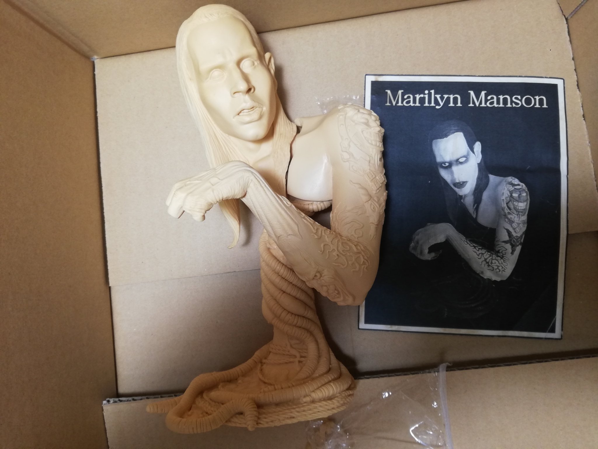 駄菓子猫 中々物珍しいのでは マリリン マンソン Marilyn Manson のバストガレージキットが届いた タトゥーなどが立体的に造形してある逸品 メーカーや原型師など不明だけど 確か昔のhj誌かなんかに載ってた覚えあるし 帰省したら調べてみようかな