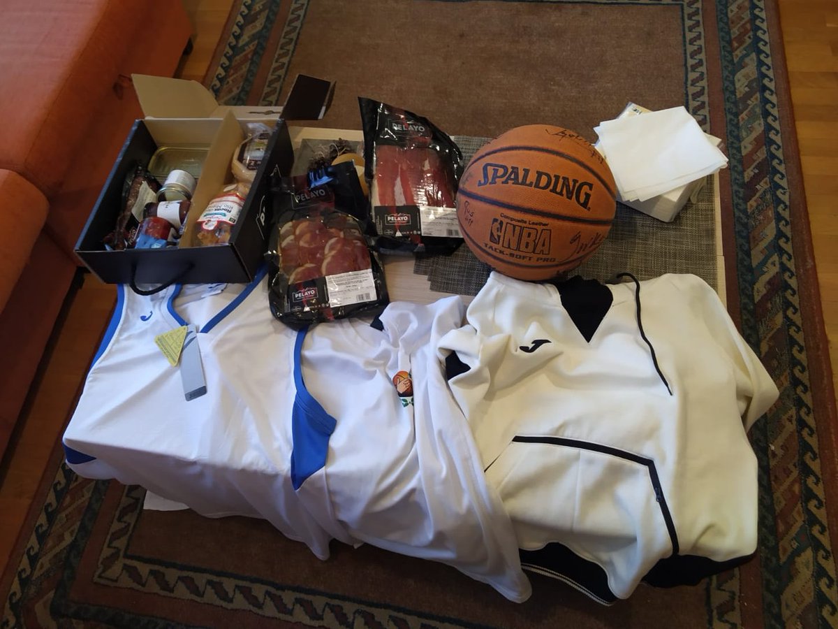 ¡Buenos días!
Después de descansar de un finde repleto de actividades (Vermú torero, partido, comida y partido del <a href="/SanPabloBurgos/">Recoletas Salud San Pablo Burgos</a> ) nos gustaría enseñaros lo que contenía una de las cestas que sorteamos.
Creemos que alguien se fue a casa contento... 😊😊