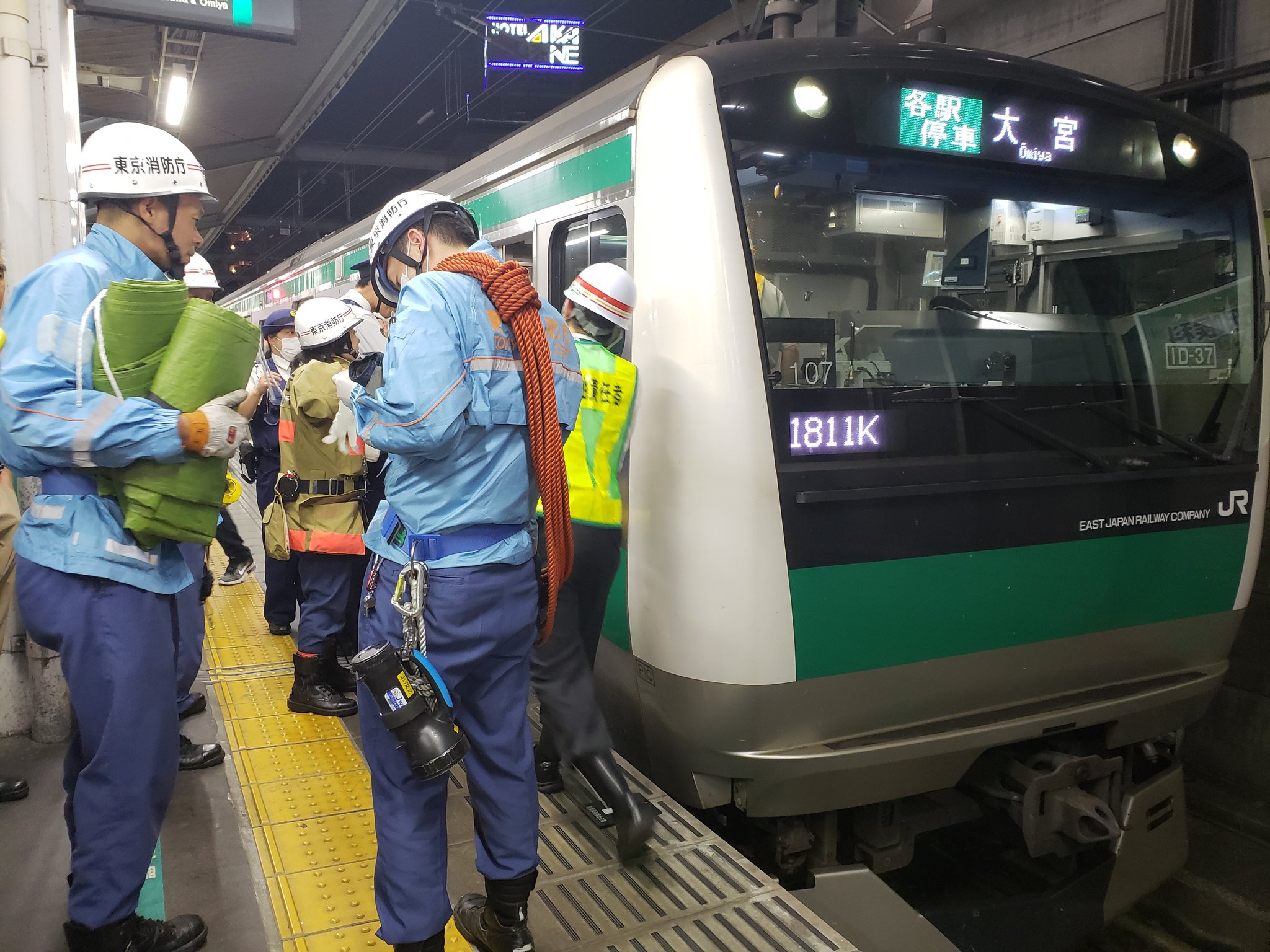 赤羽駅の人身事故で救急隊らが救護活動している現場の画像