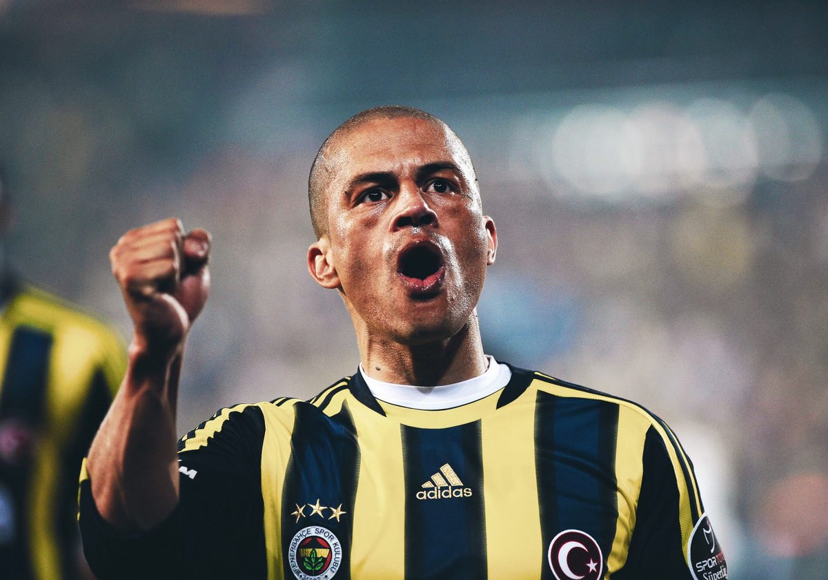 Alex de Souza avec le Fenerbahçe : 333 matchs 167 buts 143 passes décisives...