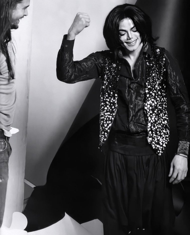 mjjphotos's tweet photo. Michael Jackson photoshoot for Vogue, 2007. https://t.co/j2MKMNE1My