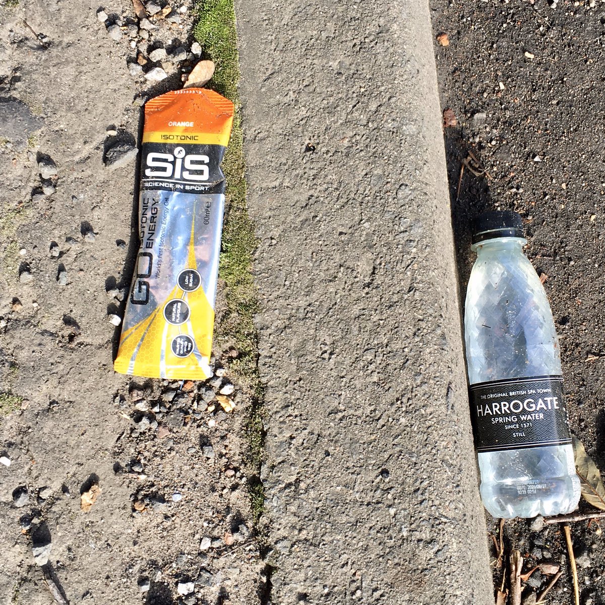 Ah, must be <a href="/GreatScotRun/">Great Scottish Run</a> time again. Dumbreck Road an utter disgrace 2 days on. 😔 Come on folks, keep them until you see a 🗑 on the course. Do #greatrun pay <a href="/GlasgowCC/">Glasgow City Council</a> to collect the single use plastic?