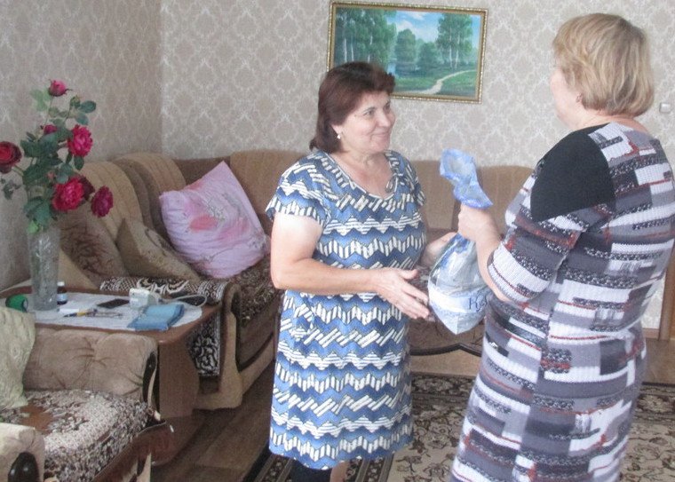 В ДЕНЬ ПОЖИЛОГО ЧЕЛОВЕКА
Библиотечные работники с.Новая Малыкла провели акцию «Визит внимания». Они посетили своих библиотечных пенсионеров на дому, вручив подарки к празднику.