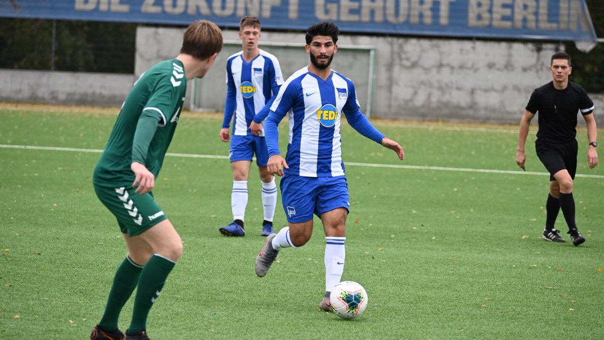 HerthaBubis's tweet photo. 49‘: Ausgleich 💪 #Ramic trifft zum 1:1 ins lange Eck. Direkt im Anschluss hätte #Pronichev um ein Haar gleich die Führung erzielt, der Ball wird aber auf der Linie geklärt.
—————
#BSCU23 #BSCAAB 1:1 #BSCup #hahohe https://t.co/UjFaBBGnMy