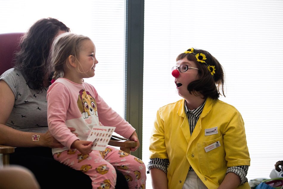 heartsmindsUK's tweet image. Dr Groovy is doing her rounds with Dr GoGo @GCH_Charity today delivering smiles to children and their families. Give her a wave if you see her! #OneSmile #therapeuticclowning #Clowndoctors 
Image: Eoin Carey
