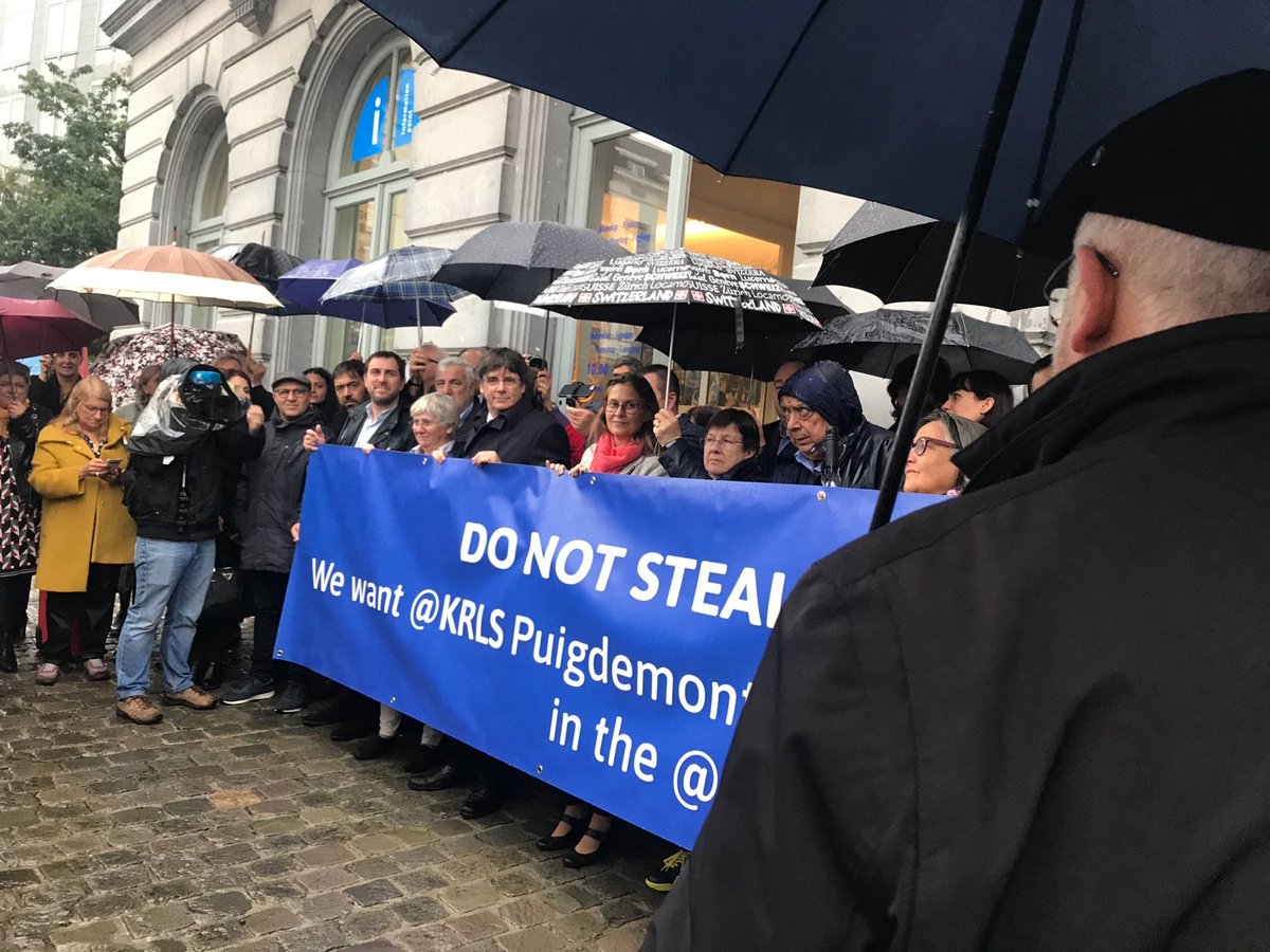 ourvoteseu's tweet image. Thank you president @KRLS Puigdemont, ministers un exile @ClaraPonsati @MeritxellSerret @LluisPuigGordi @toni_comin, MEPs @mattcarthy @IzaskunBilbaoB @pernandobarrena, senators @markdemesmaeker @jami_matamala for joining us today in Brussels #DoNotStealOurVotes