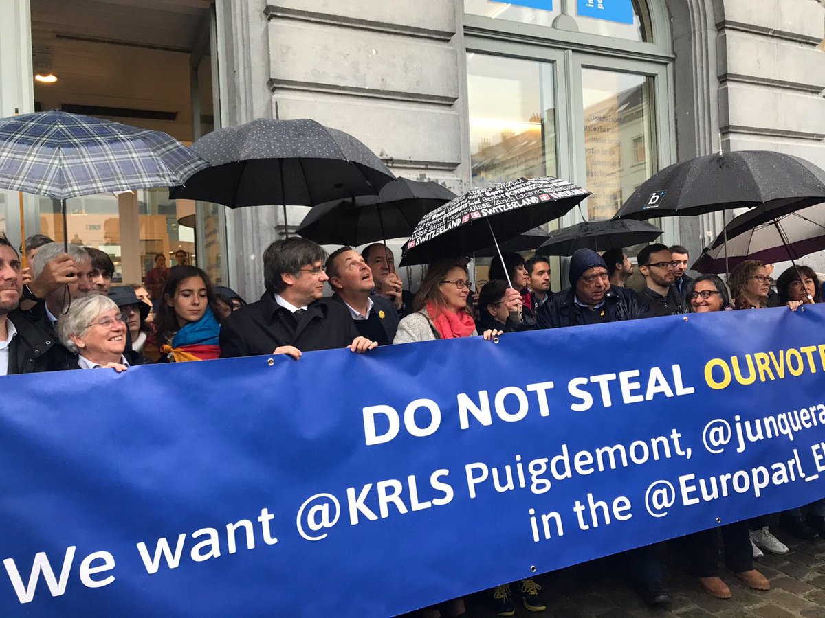 ourvoteseu's tweet image. Thank you president @KRLS Puigdemont, ministers un exile @ClaraPonsati @MeritxellSerret @LluisPuigGordi @toni_comin, MEPs @mattcarthy @IzaskunBilbaoB @pernandobarrena, senators @markdemesmaeker @jami_matamala for joining us today in Brussels #DoNotStealOurVotes