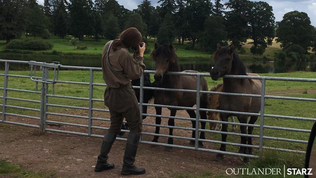 RRankinFans's tweet photo. @kimcorel @ThanklessChild4 @AmandaDoyle19 @Outlander_STARZ @STARZ @TheMattBRoberts @TallShipProds @SamHeughan @caitrionambalfe @RikRankin @SkeltonSophie Oh right like how he โwasnโt aroundโ for the premiere announcement photo, nor available for NYCC.
They must keep better tabs on him, he must be wandering off to take photos! Thatโs why they can only show his back! #RogersBack #Grateful #BackIsTheNewFront #MissingIsTheNewFocus https://t.co/fmdBlYVkFY