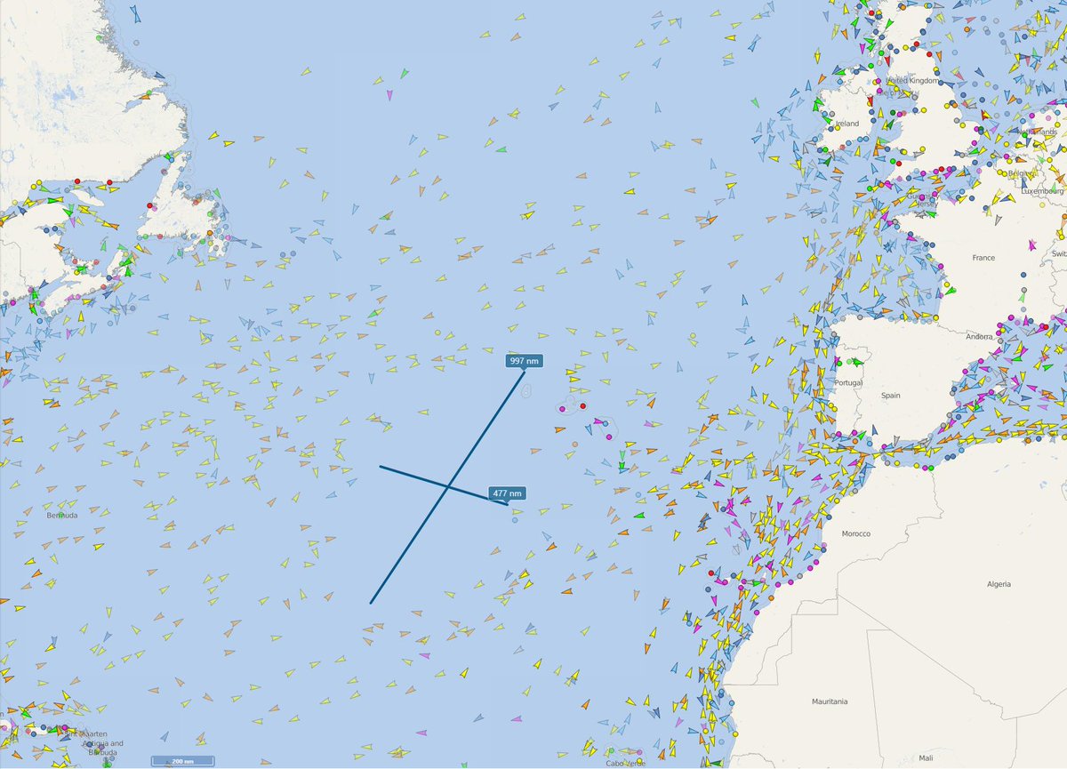 Storm #Lorenzo as evidenced by ships in the Atlantic. Almost 1000 X 500 nautical miles of empty sea. Mad stuff.
Map from vesselfinder.com