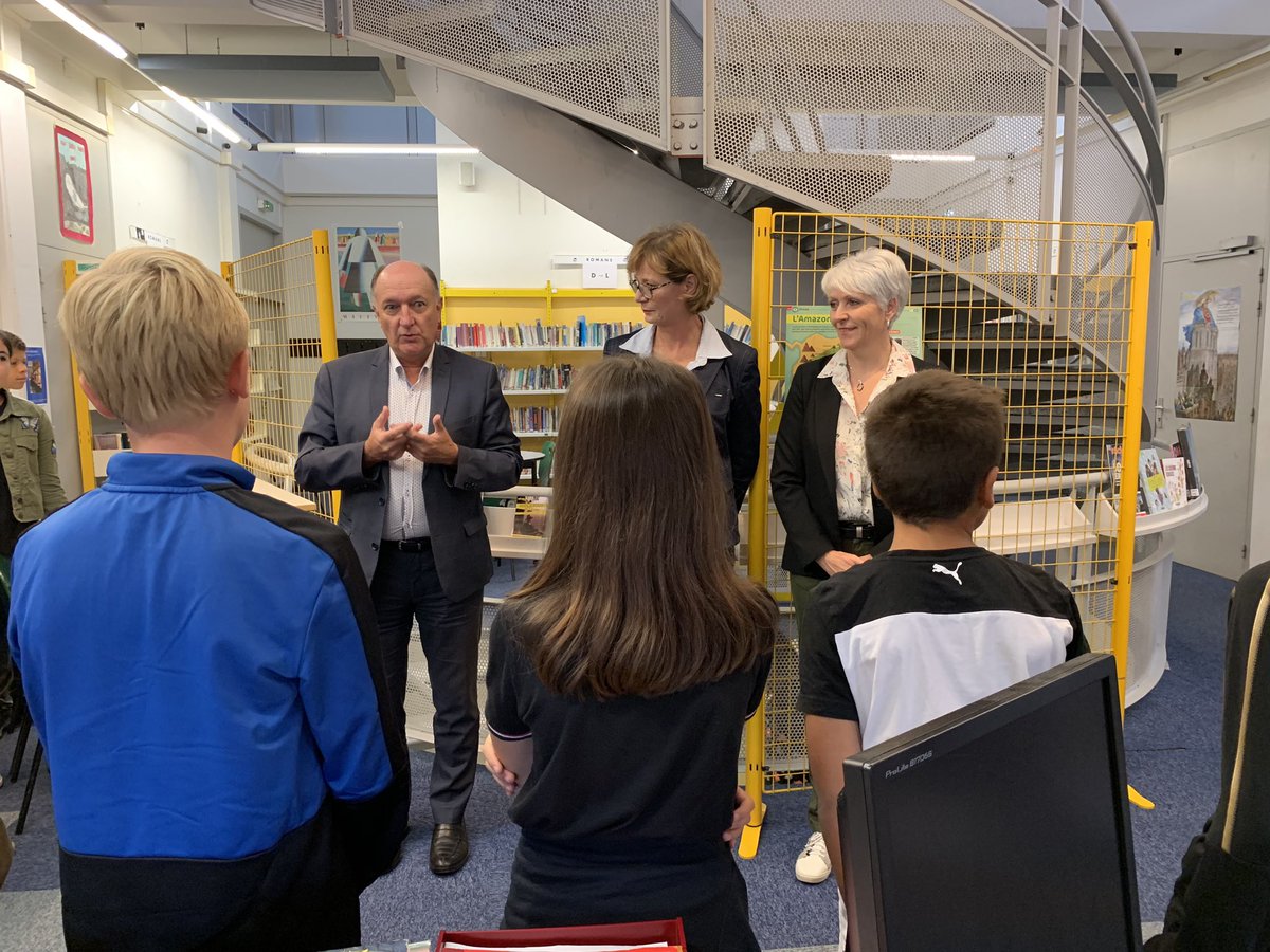 MalricLine's tweet photo. Après les collèges #Guillaumet, #LeFerradou, à Blagnac et Germaine #Tillion à #Aussonne, ce matin nous avons remis les dictionnaires aux élèves de 6eme du collège #Mermoz. Parce que l éducation est un pilier de la politique du Conseil Departemrntal @HauteGaronne ! @pboureau31 https://t.co/BjitDEXA4G