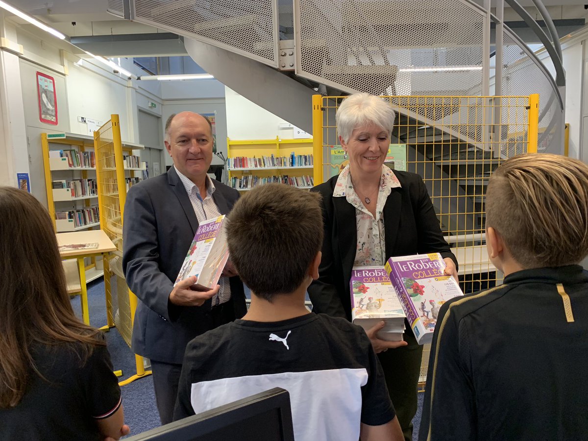 MalricLine's tweet photo. Après les collèges #Guillaumet, #LeFerradou, à Blagnac et Germaine #Tillion à #Aussonne, ce matin nous avons remis les dictionnaires aux élèves de 6eme du collège #Mermoz. Parce que l éducation est un pilier de la politique du Conseil Departemrntal @HauteGaronne ! @pboureau31 https://t.co/BjitDEXA4G
