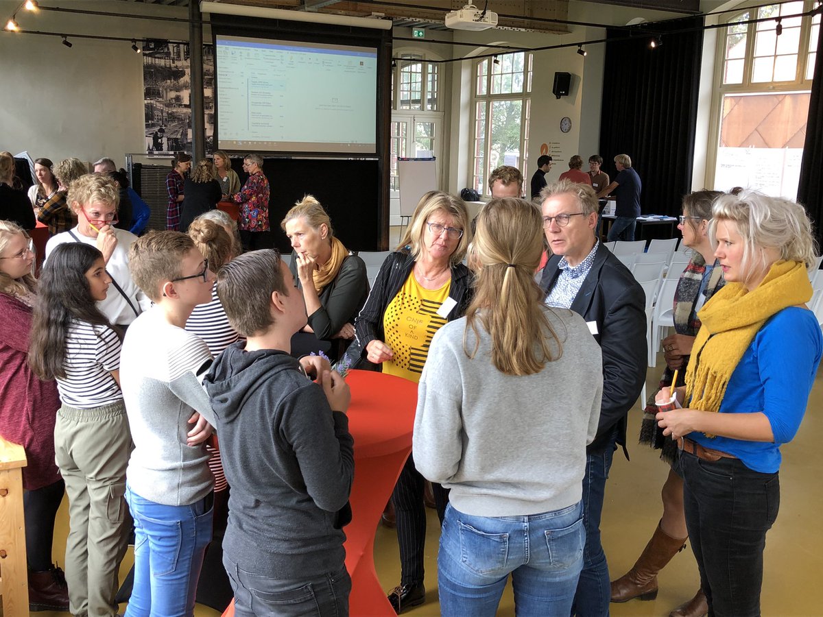 Suzanne_Visser's tweet photo. โLeerlingen zijn van nature nieuwsgierig en stellen veel vragen. Maar dat leren ze af doordat docenten vooral de vragen stellen en leerlingen antwoorden laten geven.โ Docenten en leerlingen @stgcarmel in gesprek #oogstdag #kennisismaardehelft #kritischdenken @DEGasfabriek https://t.co/u3vRpgDhIc