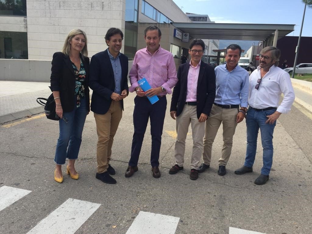 Desde el #PPCV hemos hecho un frente común con los portavoces de las comarcas a las que da servicio el Hospital de Alcoy para que la conselleria :
👉Amplíe de una vez el Hospital tras cuatro años de retrasos 
👉No EJECUTE más recortes sanitarios✂️
@josejuanzaplana  <a href="/nandopastorl/">Nando Pastor</a>