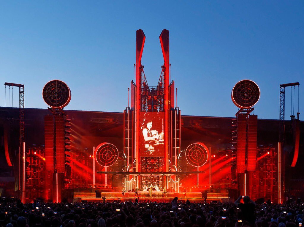 Robelighting's tweet image. As Rammstein launched their European Stadium tour, #showdesigner Patrick Woodroffe &amp;amp; #lightingdesigner Roland Greil #WoodroffeBassettDesign created a #lightingdesign with @Robelighting #BMFL WashBeam, #BMFL FollowSpot LT &amp;amp; #LEDBeam150 from @NegEarthLights. robe.cz/news/rammstein…