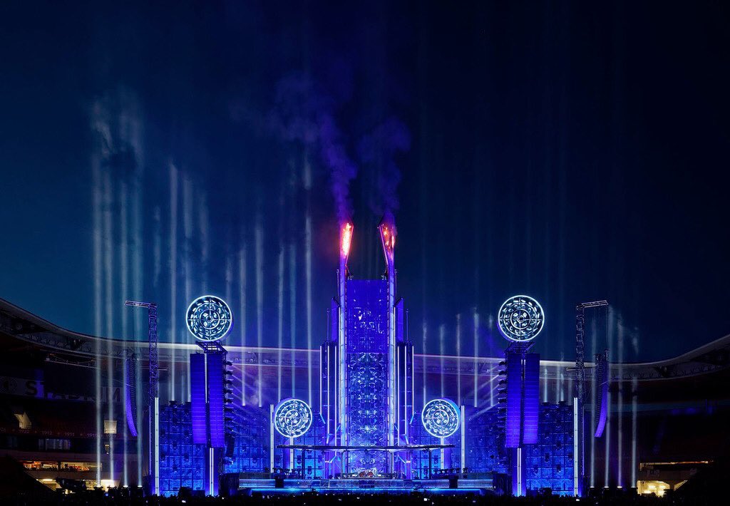 Robelighting's tweet image. As Rammstein launched their European Stadium tour, #showdesigner Patrick Woodroffe &amp;amp; #lightingdesigner Roland Greil #WoodroffeBassettDesign created a #lightingdesign with @Robelighting #BMFL WashBeam, #BMFL FollowSpot LT &amp;amp; #LEDBeam150 from @NegEarthLights. robe.cz/news/rammstein…