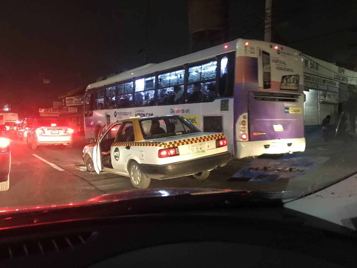anatomia_w's tweet photo. ⚠️Cae taxi en bache🚨🚖 sobre Pablo Livas casi llegando a Av. San Sebastián (frente a Cinépolis Pablo Livas) en Guadalupe N.L. @LeydaEstradat @telediariomty #bache #PabloLivas #Guadalupe @Cristina_Diaz_S https://t.co/9U1Bueyonx