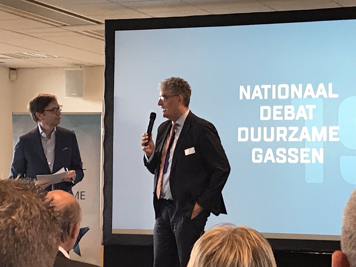 Han Fennema CEO <a href="/Gasunie/">Gasunie</a> neemt afscheid als voorzitter van <a href="/Dutchgaskvgn/">KVGN Dutch gas</a> om plaats te maken voor Jan Willem Hoogstraten van @EBN_NL tijdens het nationaal debat Duurzame Gassen in Rotterdam #gas #energietransitie #waterstof