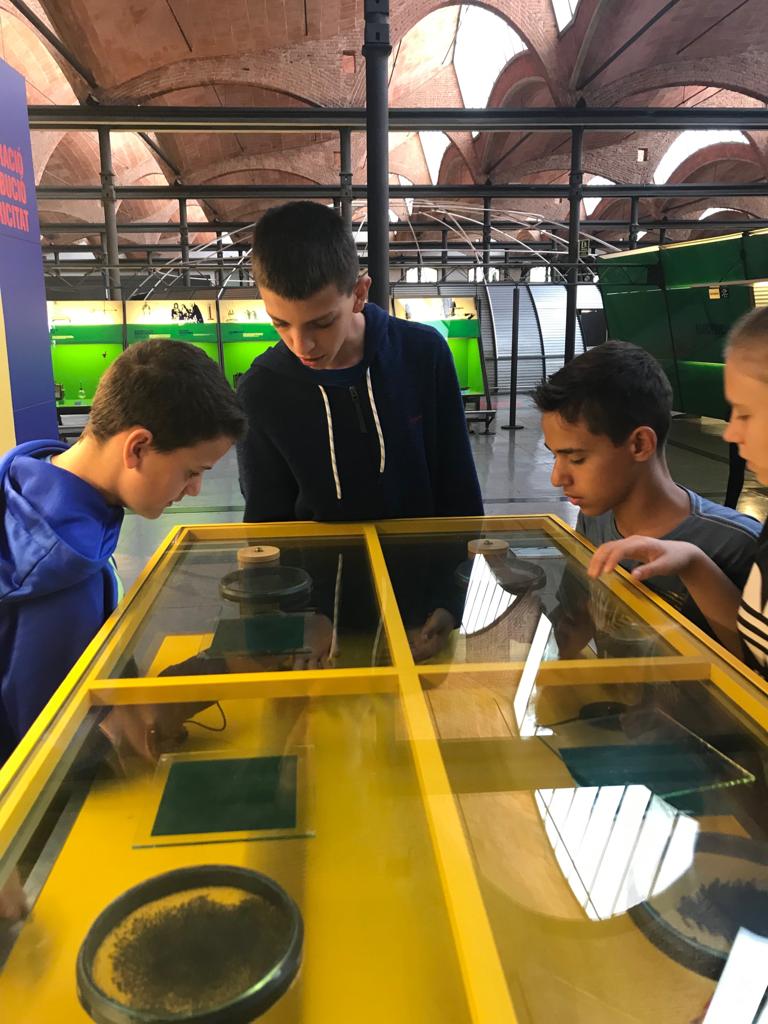 epiasabadell's tweet photo. #2NESOPIASABADELL #SUMMEMPIASABADELL Continuem endavant amb l'itinerari d'aprenentatge de 2n d'ESO. Avui hem anat l'exposició Enérgeia del museu de la ciència i la tècnica de Terrassa, centrada en els àmbits de les diferents energies. Més info: https://t.co/Hzm3rcm1JI https://t.co/63IsWSGk8P