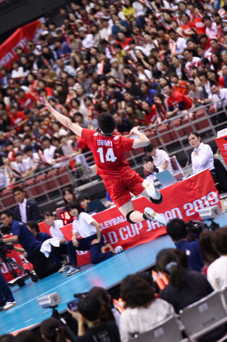 まりち 人生初の石川祐希さん こんなにも高く飛べて 強く打てて 人に衝撃を与える選手が 日本にいるのが どんなに幸せなことかと 思いました 石川祐希 選手 ワールドカップバレー