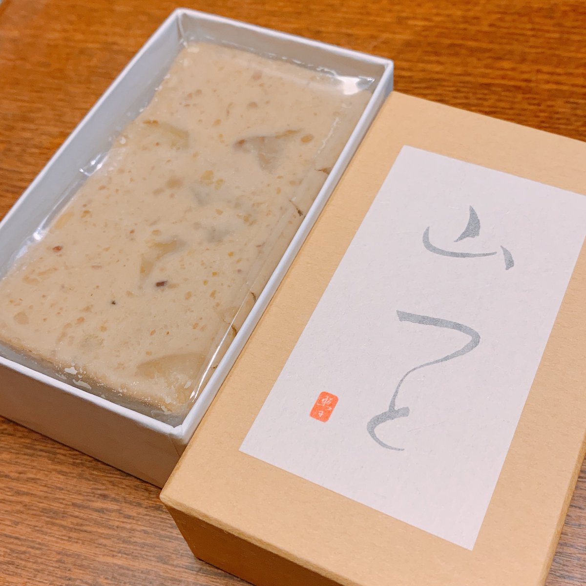 トコトコ 娘が中津川のフェスに行った時のお土産 美濃屋の栗きんとん 川上屋の山つと 美味しすぎ 秋は栗ですね 美濃屋 栗きんとん 川上屋 山つと T Co Yu2hae2xjz Twitter