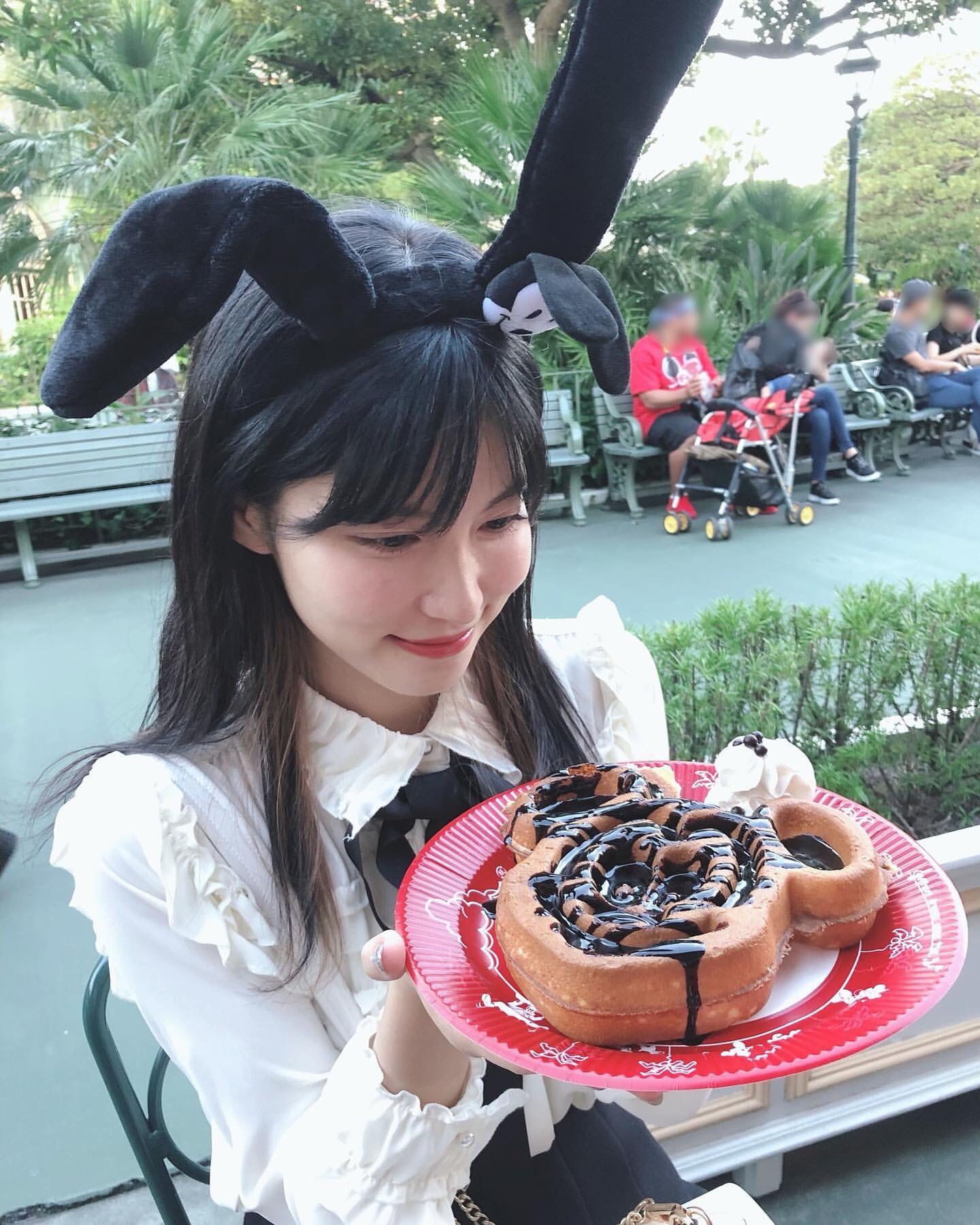 たにぐち 谷口めぐ Instagram 秋はブラウスを着たくなる季節ですね 10月もよろしくお願いします ディズニーランド オズワルド オズワルドコーデ ディズニーバウンド ブラウス ブラウスコーデ Disneyland Zara めぐコーデ T
