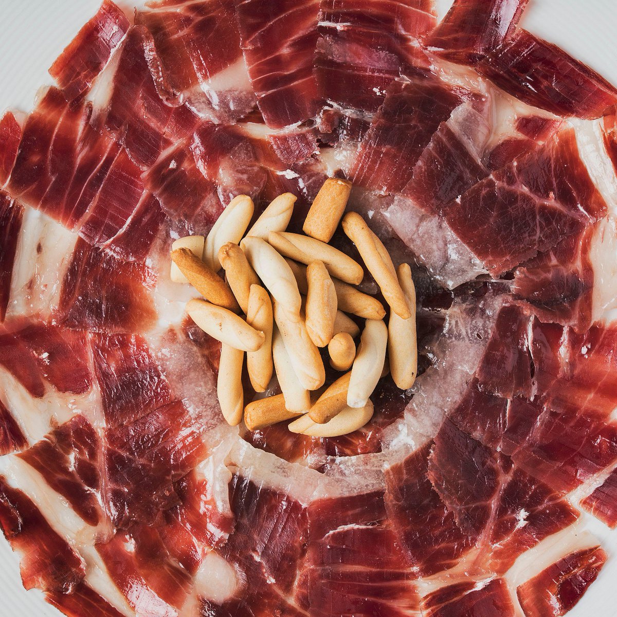 RestCondumios's tweet photo. ¿Quién dice que no a un plato de #jamón como este? 🤔¡Pídelo en #Condumios! https://t.co/xei5kTXw8E