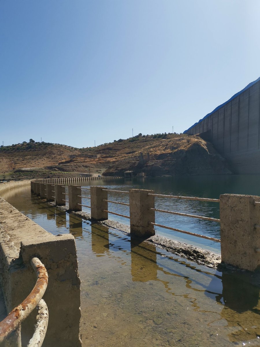 Junquera_'s tweet photo. Impresiona el inacabable muro vertical de La Breña II visto desde la coronación de la presa vieja de La Breña, una joya de los años 30, que asoma por primera vez debido a los bajos niveles del embalse.
#sequia @CHGuadalquivir @AcuaEsSA #CORDOBAESP @aeopas @SPANCOLD #spanishdams https://t.co/2JKMFWvrJn