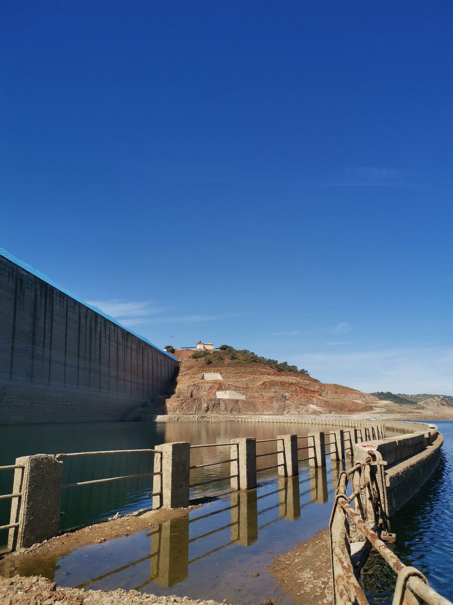 Junquera_'s tweet photo. Impresiona el inacabable muro vertical de La Breña II visto desde la coronación de la presa vieja de La Breña, una joya de los años 30, que asoma por primera vez debido a los bajos niveles del embalse.
#sequia @CHGuadalquivir @AcuaEsSA #CORDOBAESP @aeopas @SPANCOLD #spanishdams https://t.co/2JKMFWvrJn