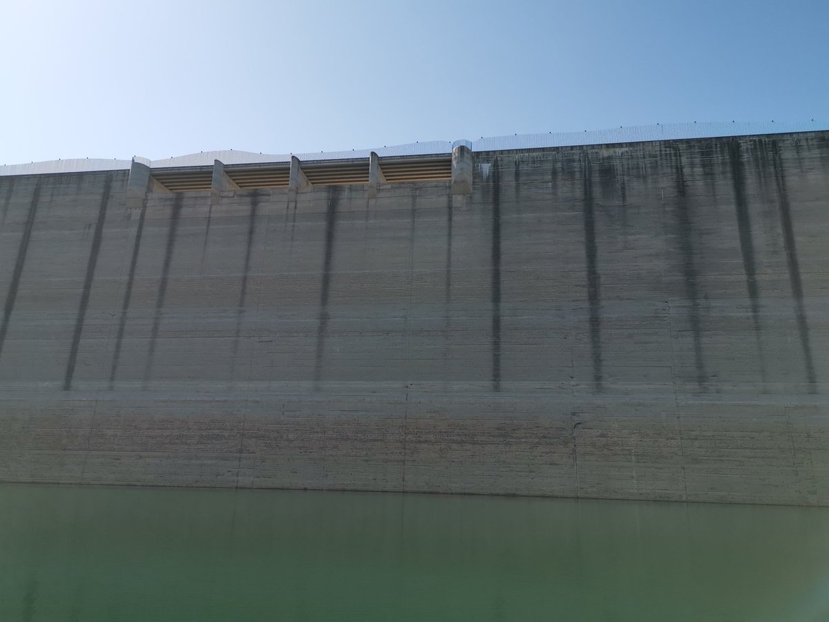 Junquera_'s tweet photo. Impresiona el inacabable muro vertical de La Breña II visto desde la coronación de la presa vieja de La Breña, una joya de los años 30, que asoma por primera vez debido a los bajos niveles del embalse.
#sequia @CHGuadalquivir @AcuaEsSA #CORDOBAESP @aeopas @SPANCOLD #spanishdams https://t.co/2JKMFWvrJn