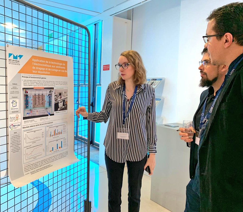 ppizette's tweet photo. #Assises Nat. #valorisation #Sédiments @cd2e1119  Pavillon @eaudeparis : #Poster des travaux de thèse de Mathilde BETREMIEUX #Doctorante @IMTLilleDouai, thèse  financement @hautsdefrance, sur l'Application de l'électronocinétique en vue de dépolluer les sédiments #phdlife #PhD https://t.co/BpoEenHw3k