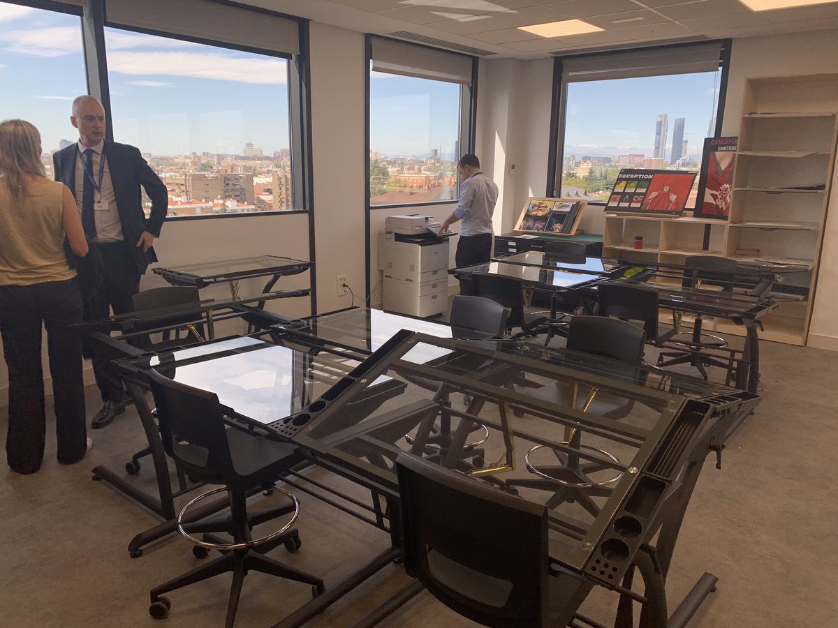 Amazing artwork <a href="/Hastings_School/">Hastings School</a> new Nexus campus! With Linda Carruthers art maestro and deputy head and students. Also HT Neil, Simon C Beth and Mags K. #cognitaway