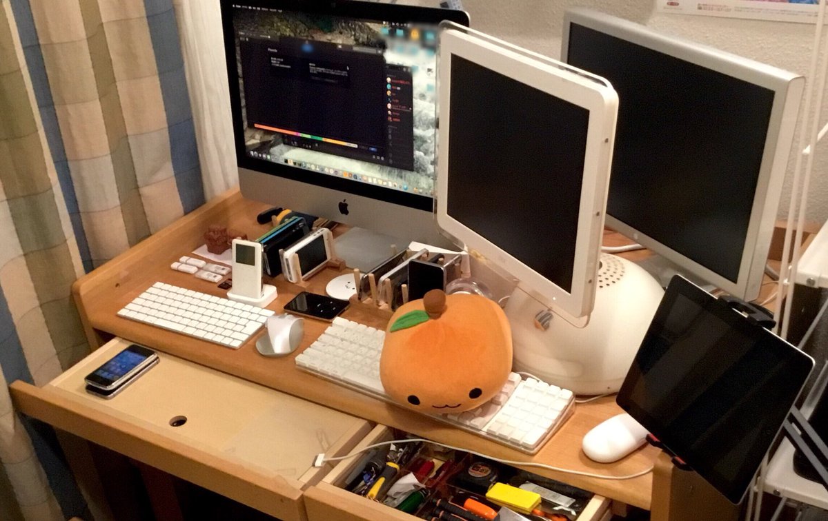 teke3in's tweet image. 机の上
うーん汚い()
iMac G4用にもう一つ机が欲しい今日この頃。

#iMac #AppleCinemaDisplay #iMacG4 #机 #Apple