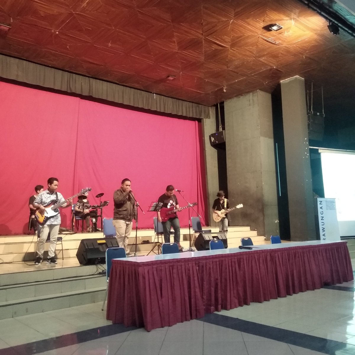 Musikalisasi puisi oleh kelompok Ibu Jari membuka bedah buku puisi Mata Angin dan Seekor Anjing malam ini.